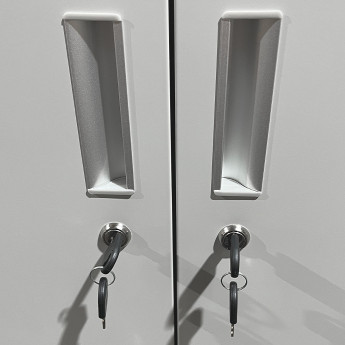 Metalinė persirengimo spintelė dvivietė, dviejų lygių, L formos Rehalt Systems 1940 x 400 x 500 su reguliuojamomis kojelėmis 5 Metalinė persirengimo spintelė dvivietė, dviejų lygių, L formos Rehalt Systems 1940 x 400 x 500 su reguliuojamomis kojelėmis 5