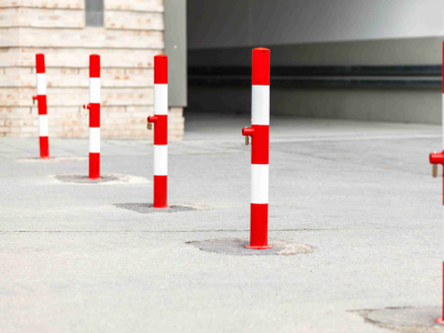 Įspėjamieji stulpeliai ir saugos priemonės aikštelėje – kokia jų funkcija?